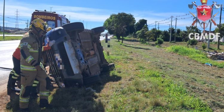 Colisão entre dois veículos provoca capotamento na BR-070. Veja vídeo