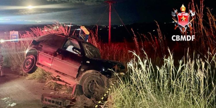 Colisão frontal entre carros deixa dois mortos e um ferido na DF-290