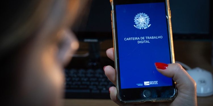 DF inicia semana com mais de mil vagas e salários de até R$ 8 mil