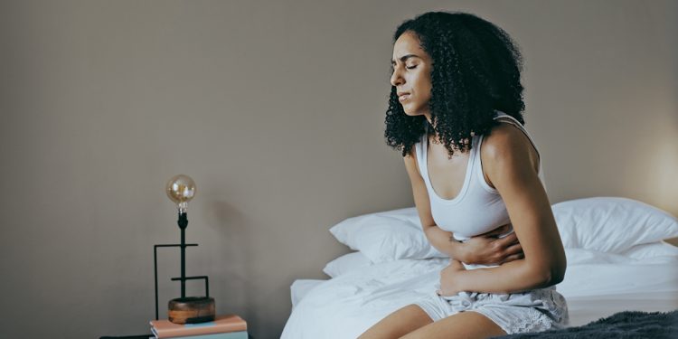 Dor abdominal pode ser sinal de pedra na vesícula. Veja mais sintomas