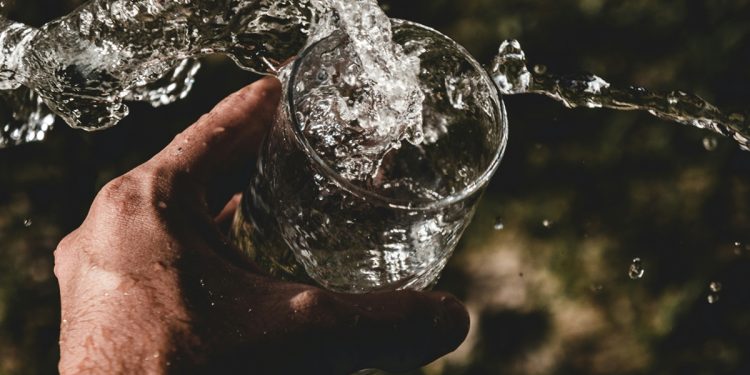 Não bebe água em dias frios? Confira dicas para se manter hidratado