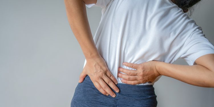 Dor na lombar todo dia? Entenda os sinais que o corpo pode estar dando