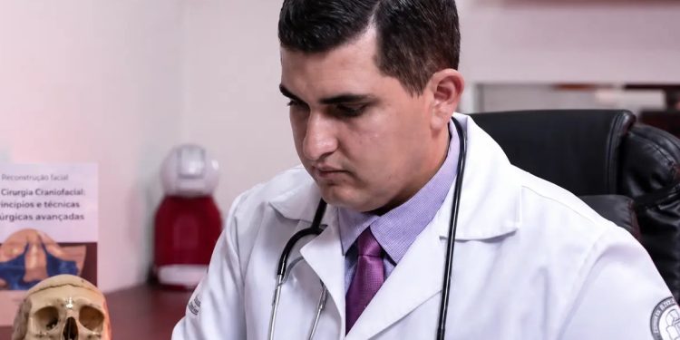 Dentista é preso suspeito de crimes sexuais contra adolescentes