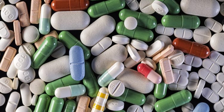 Como remédios despejados em rios favorecem superbactérias