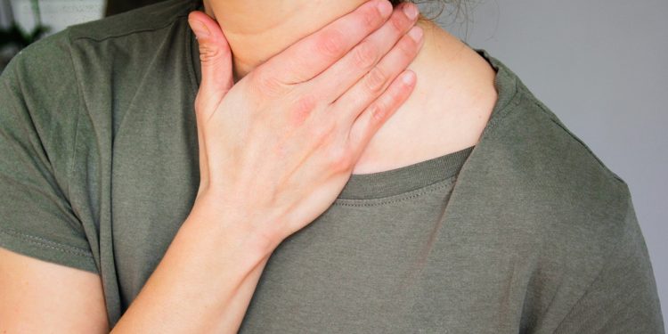 Pastilhas e sprays podem mascarar infecções de garganta. Entenda