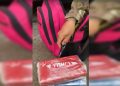 Mãe que viajava com bebê de 1 ano é presa com cocaína em ônibus. Veja vídeo