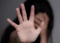 Homem esfaqueia ex e só para ataque por achar que ela tinha morrido