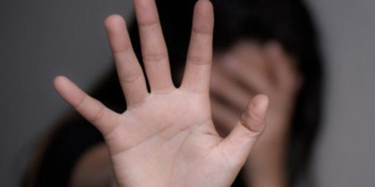 Homem esfaqueia ex e só para ataque por achar que ela tinha morrido