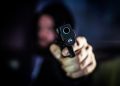 Homem é baleado e passa a noite escondido perto de terminal de ônibus
