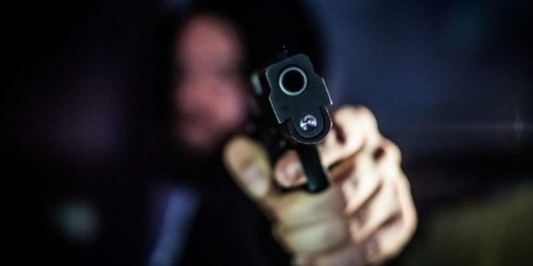 Homem é baleado e passa a noite escondido perto de terminal de ônibus