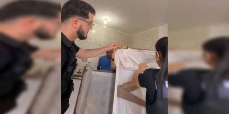 “Matar todo mundo”: homem ameaça ex e é preso com dinamite no sofá. Veja vídeo