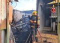 Idoso é socorrido após materiais recicláveis pegarem fogo em casa