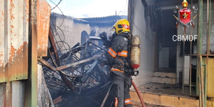 Idoso é socorrido após materiais recicláveis pegarem fogo em casa