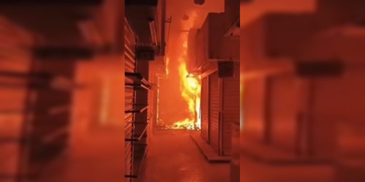 Imagens mostram chamas consumindo bloco da Feira dos Importados. Veja vídeo