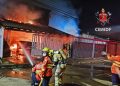 Incêndio destrói caminhonetes e mobiliza 7 viaturas dos bombeiros. Veja vídeo