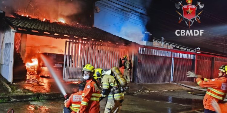 Incêndio destrói caminhonetes e mobiliza 7 viaturas dos bombeiros. Veja vídeo