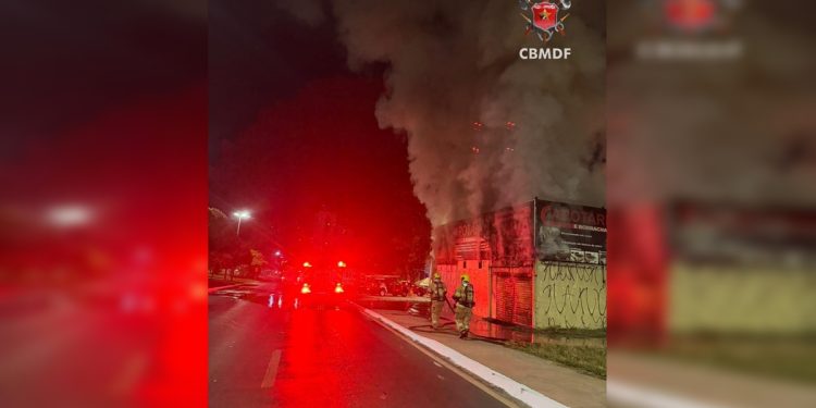 Borracharia no DF pega fogo e mobiliza 5 viaturas dos bombeiros. Veja vídeo