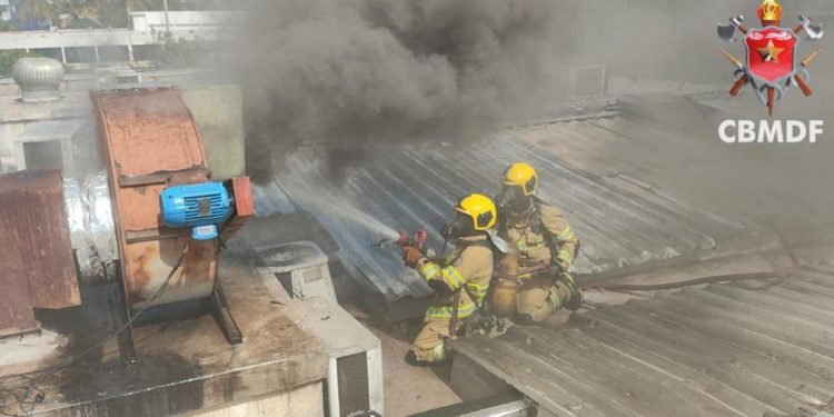 Bombeiros combatem incêndio em restaurante no Sudoeste. Veja vídeo