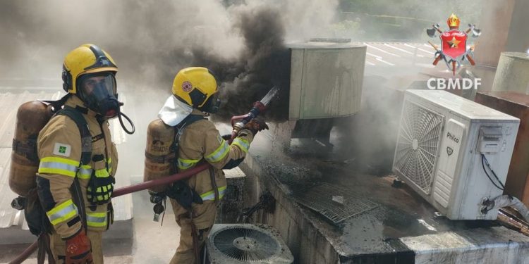 Incêndio com muita fumaça em exaustor de restaurante no Sudoeste assusta moradores. Veja vídeo