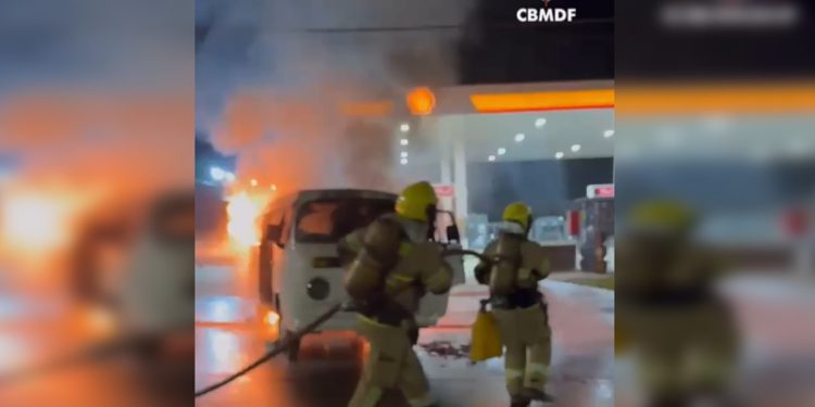 Kombi pega fogo em posto de combustível de São Sebastião. Veja vídeo