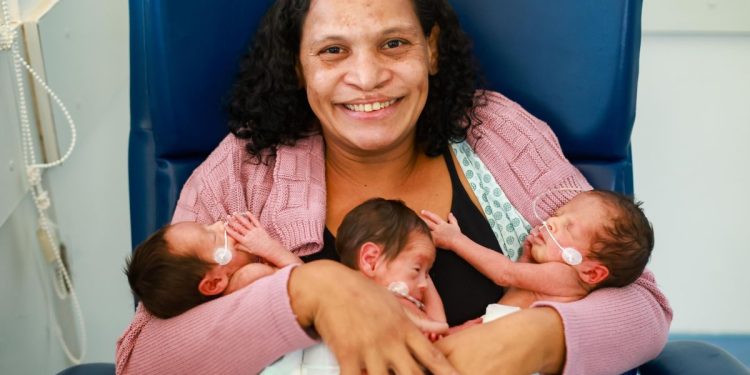 “Foi uma surpresa”, diz mãe que deu à luz trigêmeos aos 40 anos
