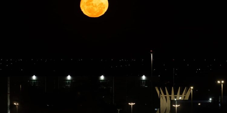 “Lua das Flores” ilumina céu de Brasília neste sábado (2/5); confira