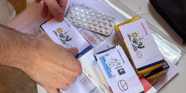 Médico do SUS cria receitas com desenhos e amplia acesso a tratamentos. Veja vídeo