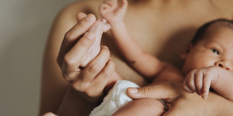 Cólica em recém-nascidos: saiba o que é como acalmar o bebê
