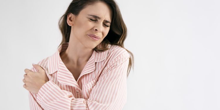 “Ombro congelado” está ligado à menopausa? Estudos indicam que sim