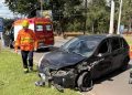 Mulher fica ferida após carro bater contra poste no Lago Sul