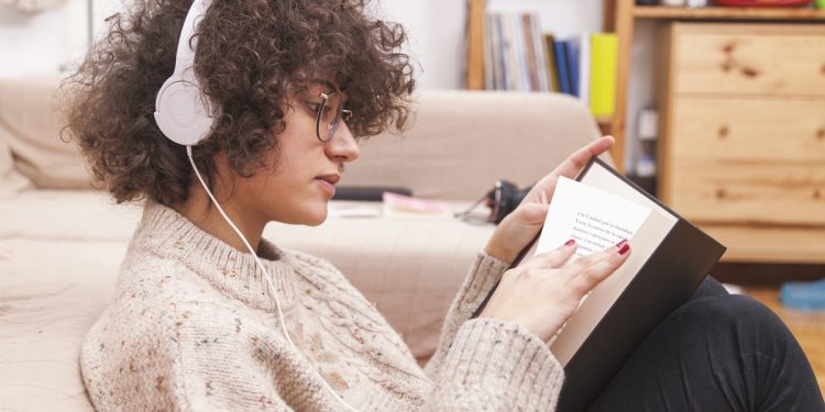 Saiba se ouvir música ao estudar ajuda ou atrapalha a concentração
