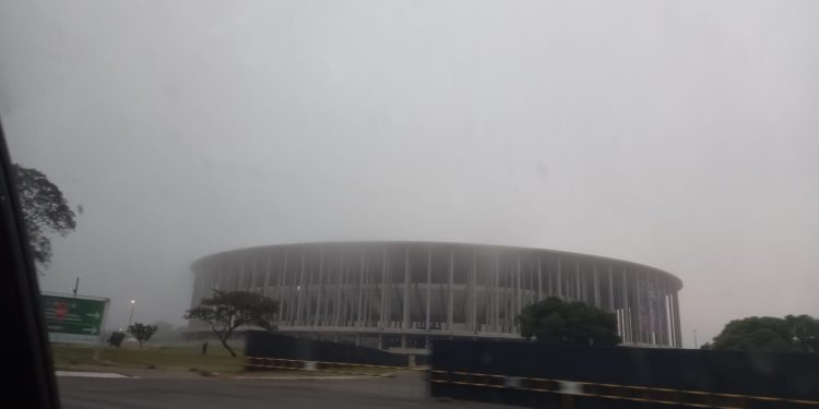 Céu de Brasília amanhece coberto por forte neblina nesta segunda-feira