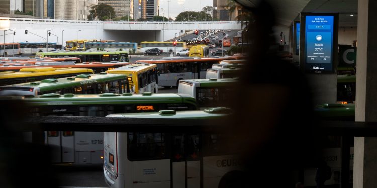Passageiros do DF gastam 14% da renda com ônibus, aponta estudo