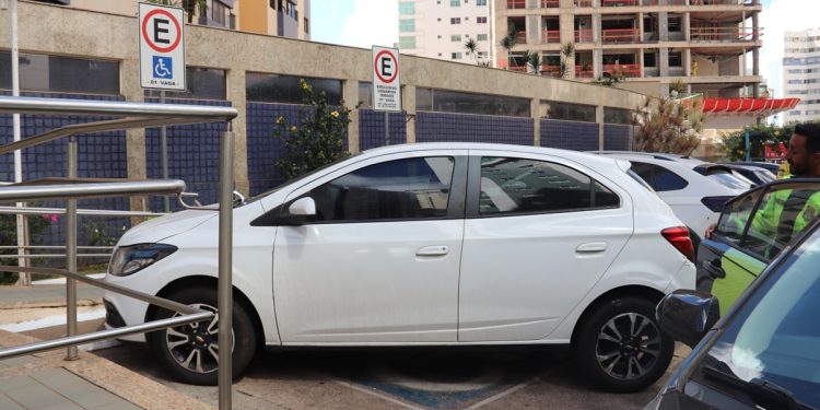 Motoristas são autuados por pararem em vagas de idosos e de pessoas com deficiência