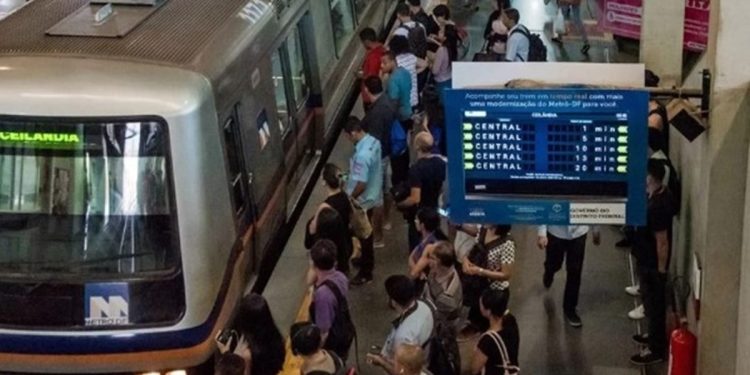 Conta do caos: DF tem menos passageiros no Metrô e mais carros na rua
