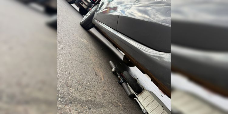 Colisão entre carro e patinete elétrico deixa uma pessoa ferida