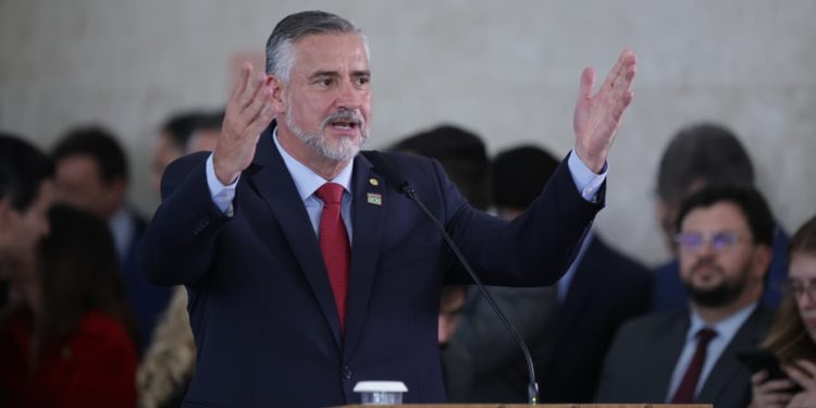 Líder do governo quer proibir cobrança de água por quartos vazios em hotéis