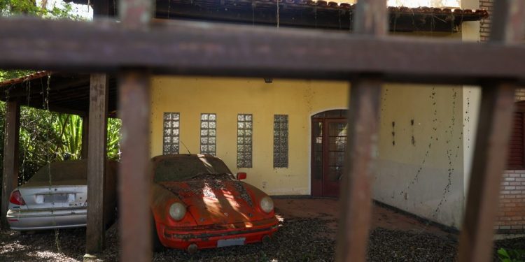 Nem tudo que reluz é ouro: Porsche em mansão abandonada guarda segredo