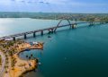 Pintura da Ponte JK segue inacabada um mês após prazo previsto. Veja vídeo