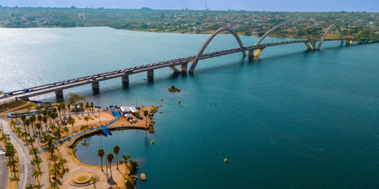 Pintura da Ponte JK segue inacabada um mês após prazo previsto. Veja vídeo