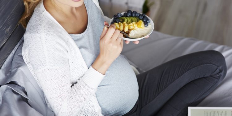 Grávidas podem comer qualquer coisa? Saiba qual é o limite do desejo