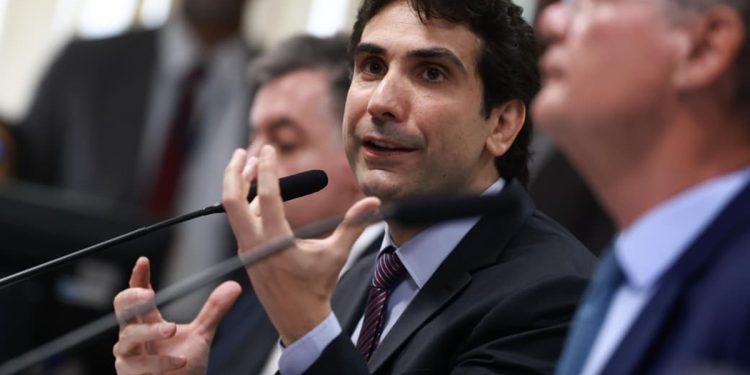 Só quem não tem internet acha que BC quis vender Master ao BRB, diz Galípolo