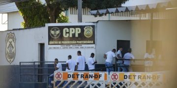 Preso esconde cocaína em bengala e tenta entrar em penitenciária