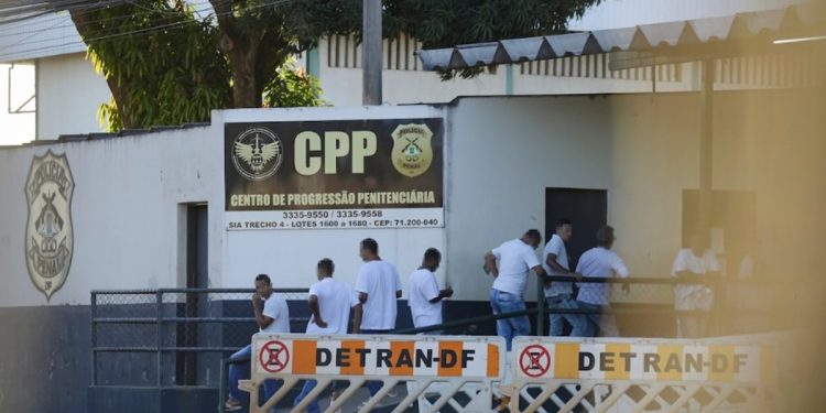 Preso esconde cocaína em bengala e tenta entrar em penitenciária