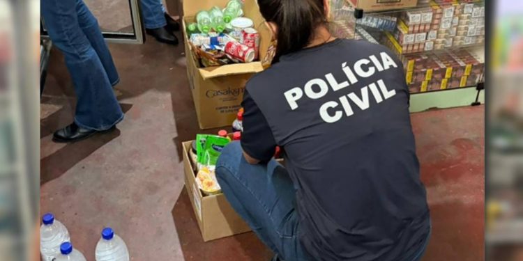 Produtos vencidos são apreendidos em mercado pela Polícia Civil