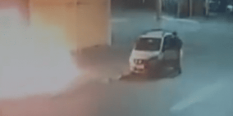 Homem ateia fogo em concessionária após briga por documento de carro