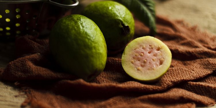 Estudos apontam que suco de goiaba pode ajudar a combater a anemia