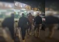 Homem é preso após quebrar dedos de mulher a pauladas no DF. Veja vídeo