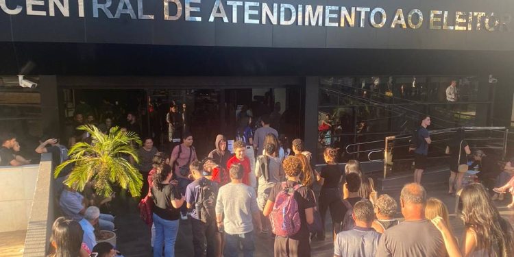 Corrida para regularizar Título de Eleitor lota TRE-DF na véspera do fim do prazo. Veja vídeo