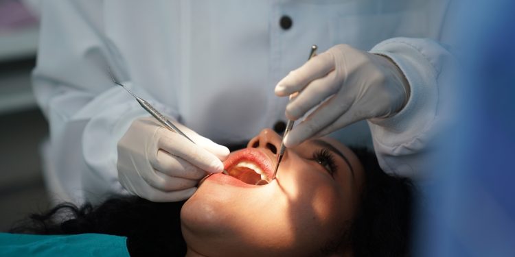 Mudanças hormonais em mulheres podem afetar a saúde bucal. Entenda